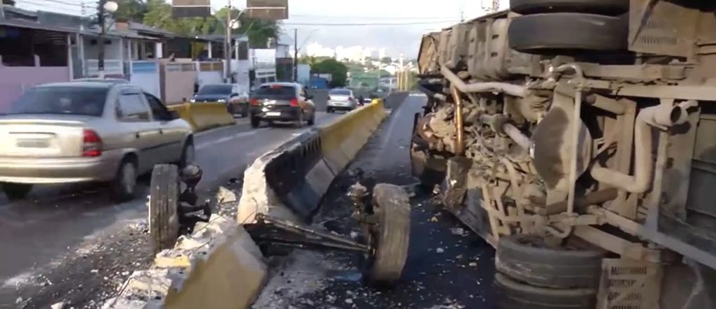 Ônibus colide com 'dente de dragão' e capota na Avenida Darcy Vagas em Manaus