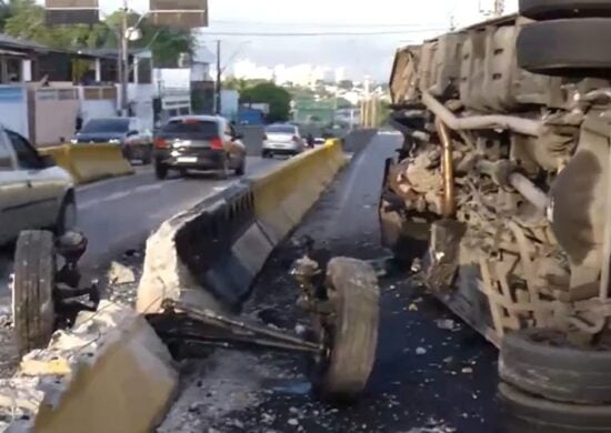 Ônibus colide com 'dente de dragão' e capota na Avenida Darcy Vagas em Manaus