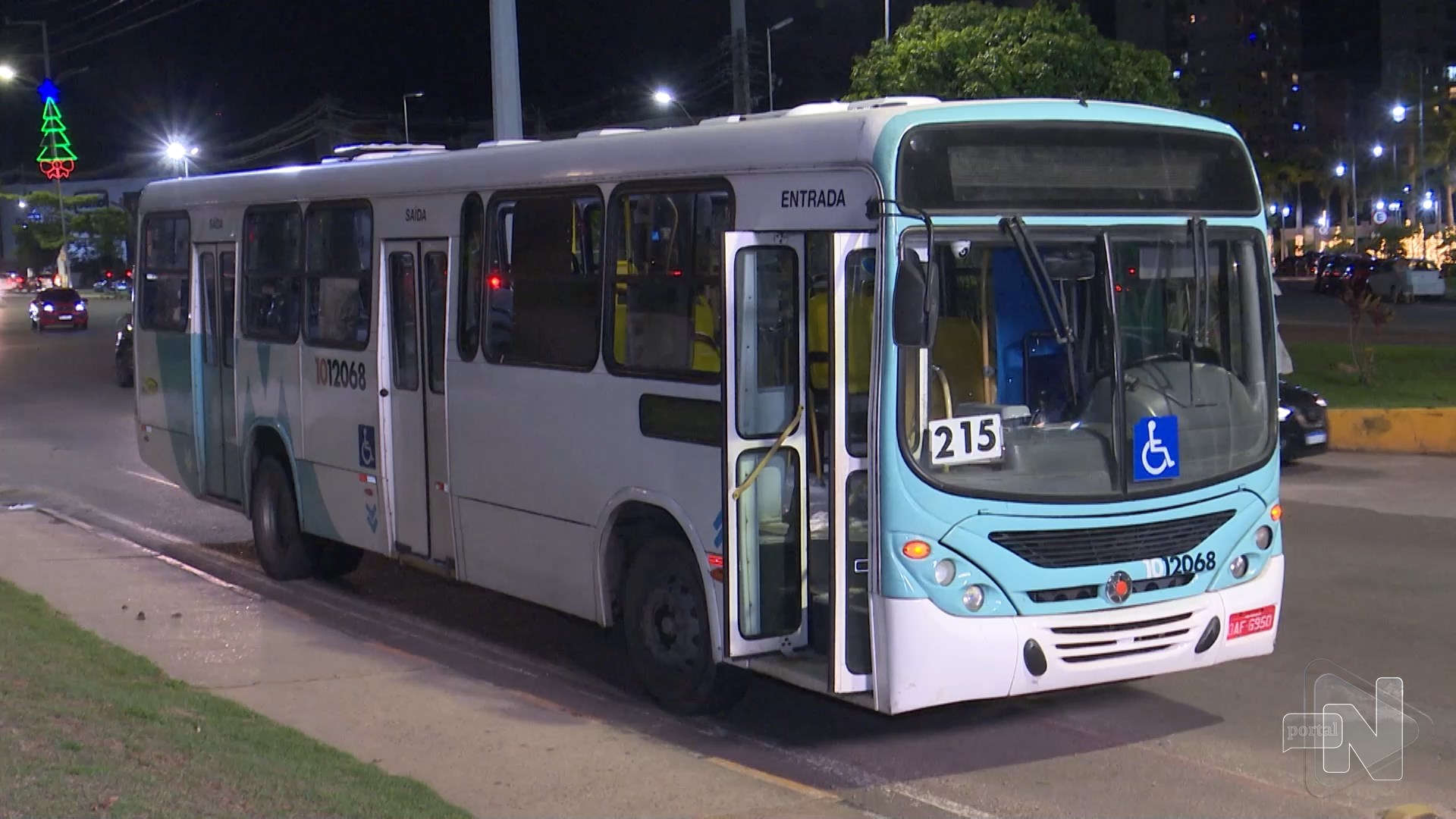 Trio de suspeitos assalta passageiros de ônibus da Zona Oeste de Manaus