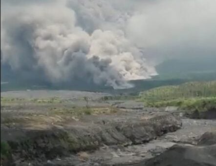 Vulcão Semeru, na ilha de Java, entrou em erupção na Indonésia - Foto: Reprodução/Twitter@BNPB_Indonesia