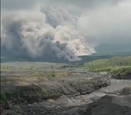 Vulcão Semeru, na ilha de Java, entrou em erupção na Indonésia - Foto: Reprodução/Twitter@BNPB_Indonesia