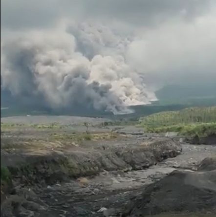 Vulcão Semeru, na ilha de Java, entrou em erupção na Indonésia - Foto: Reprodução/Twitter@BNPB_Indonesia