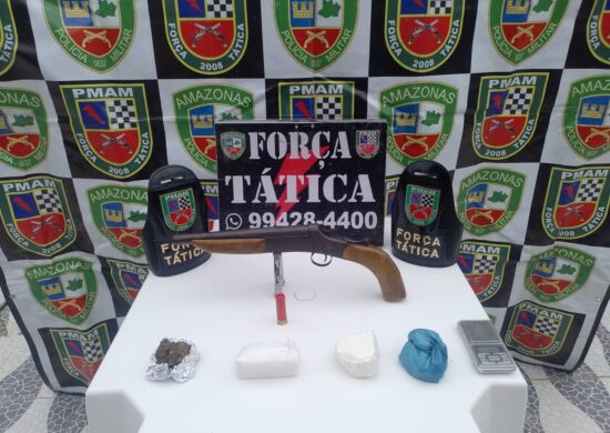 Adolescente guardava drogas e a espingarda em seu quarto, segundo polícia - Foto: Divulgação/PMAM