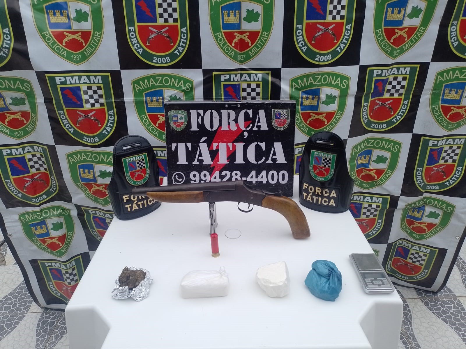 Adolescente guardava drogas e a espingarda em seu quarto, segundo polícia - Foto: Divulgação/PMAM