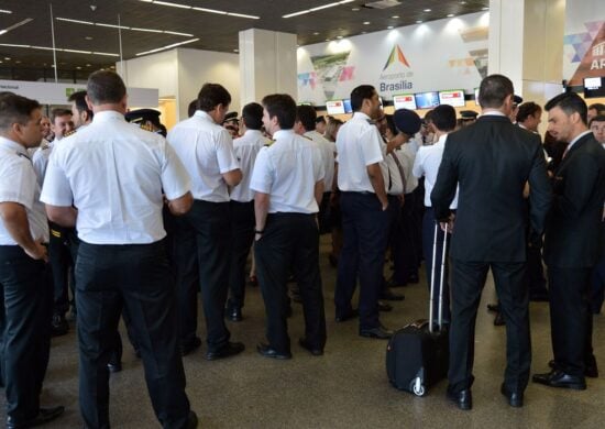 Aeronautas aprovam proposta de empresas e decidem encerrar greve