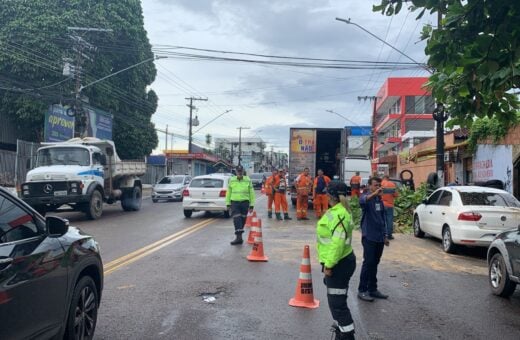 Agentes de trânsito auxiliam condutores sobre desvio na avenida Atlântica - Foto: Divulgação/IMMU