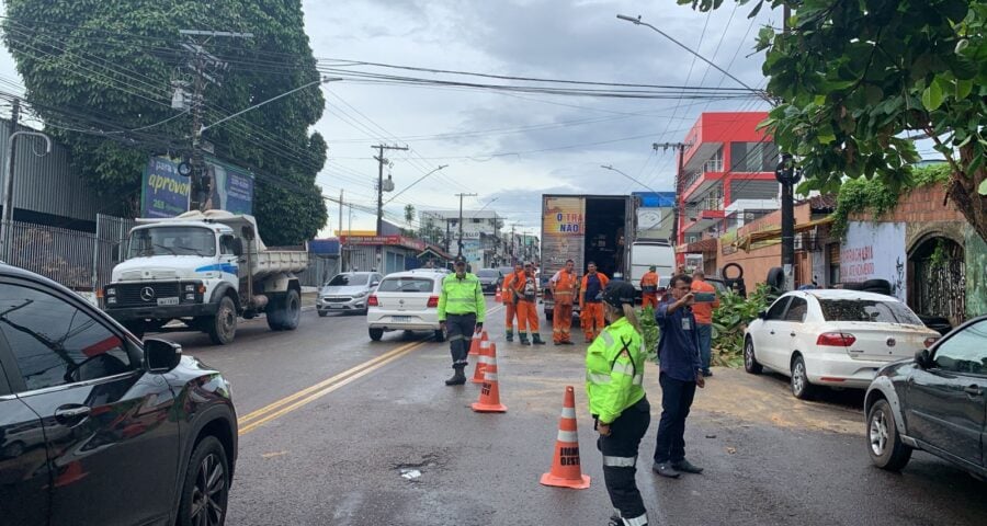 Agentes de trânsito auxiliam condutores sobre desvio na avenida Atlântica - Foto: Divulgação/IMMU