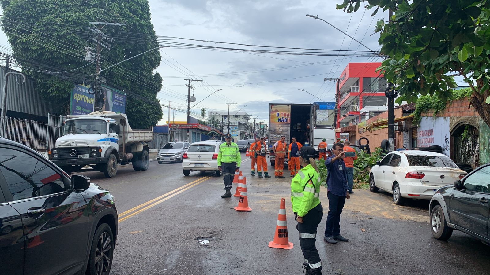 Agentes de trânsito auxiliam condutores sobre desvio na avenida Atlântica - Foto: Divulgação/IMMU