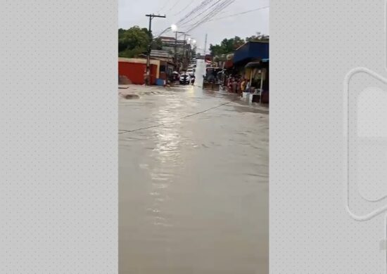 Água invade casas e famílias perdem pertences durante chuva em Manaus