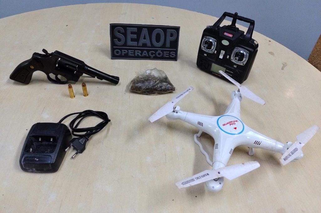 Além do drone, equipes da Seaop apreenderam drogas e um revólver - Foto: Divulgação/SSP-AM