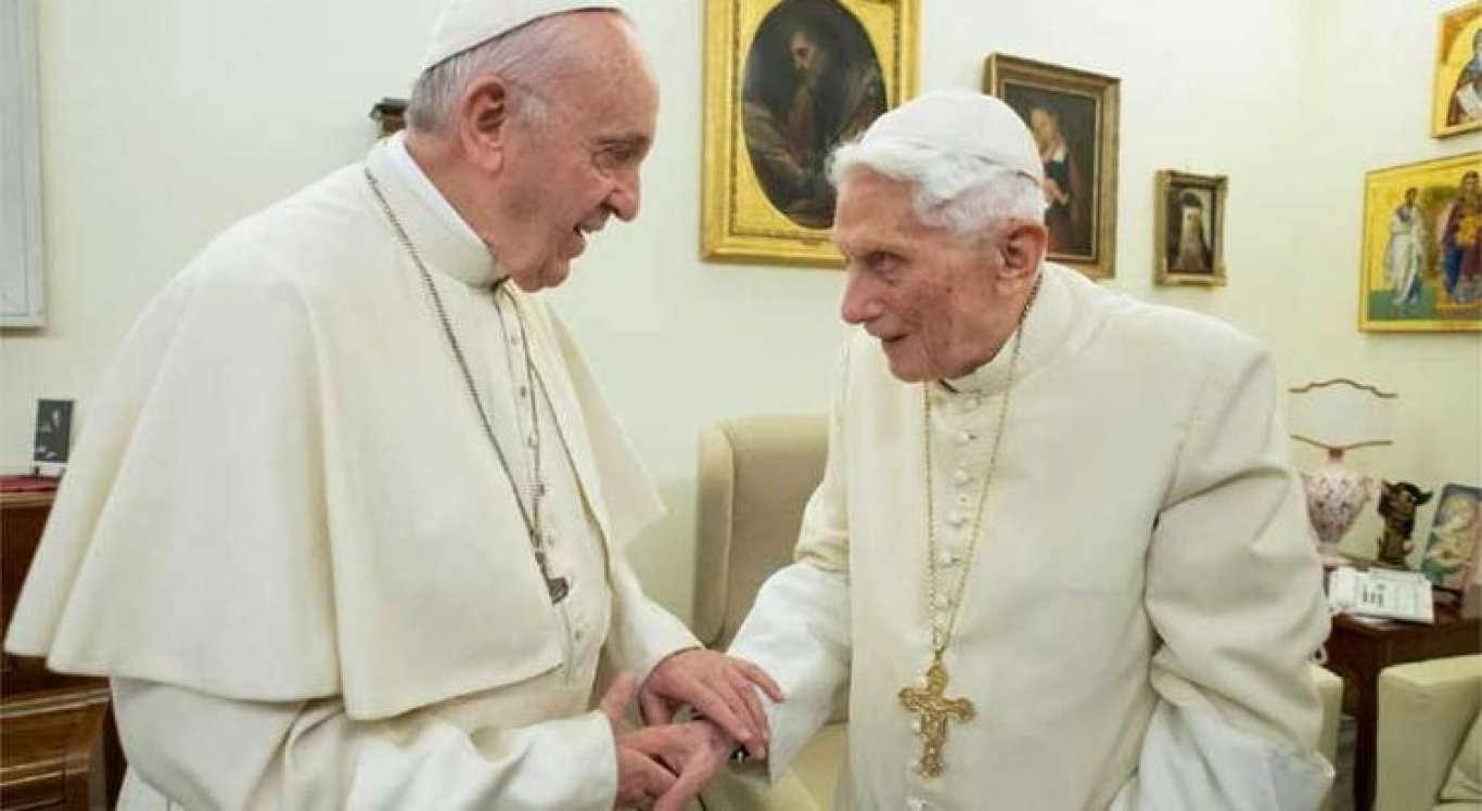Papa Francisco pede orações pela saúde de Bento XVI: 'Ele está muito doente'