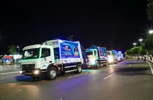 Caminhões de coleta de lixo decorados para o Natal circulam em Manaus - Foto: Mário Oliveira/FPS