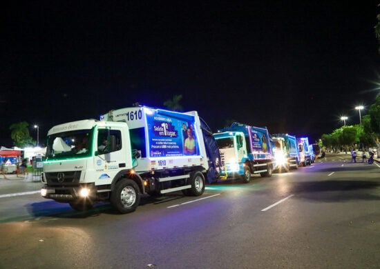 Caminhões de coleta de lixo decorados para o Natal circulam em Manaus - Foto: Mário Oliveira/FPS