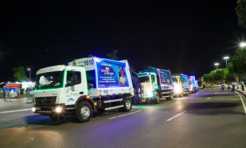 Caminhões de coleta de lixo decorados para o Natal circulam em Manaus - Foto: Mário Oliveira/FPS