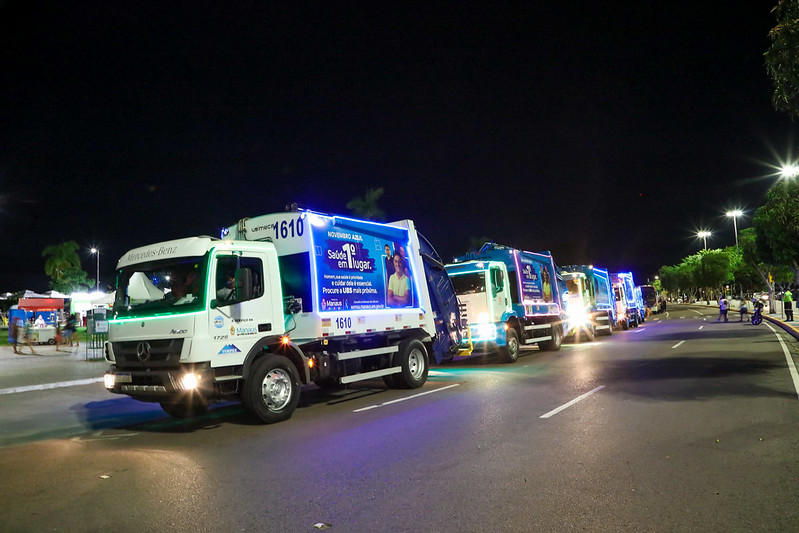Caminhões de coleta de lixo decorados para o Natal circulam em Manaus - Foto: Mário Oliveira/FPS