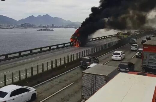 Caminhão em chamas na Ponte Rio-Niterói - Foto: Divulgação/Ecoponte