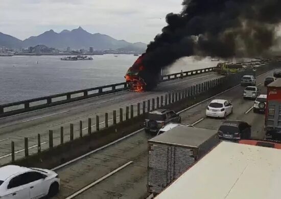 Caminhão em chamas na Ponte Rio-Niterói - Foto: Divulgação/Ecoponte