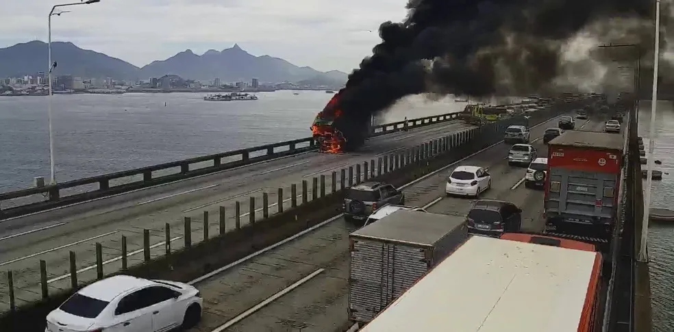Caminhão em chamas na Ponte Rio-Niterói - Foto: Divulgação/Ecoponte