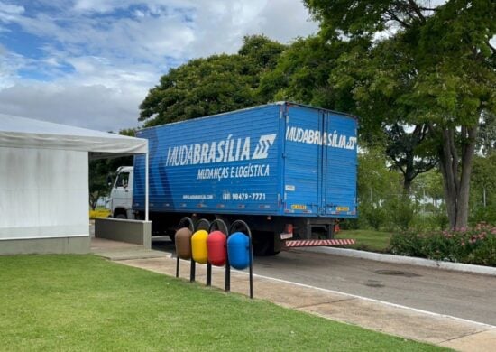 Caminhão de mudança chega ao Palácio da Alvorada, residência de Bolsonaro - Foto: Reprodução/Twitter @choquei