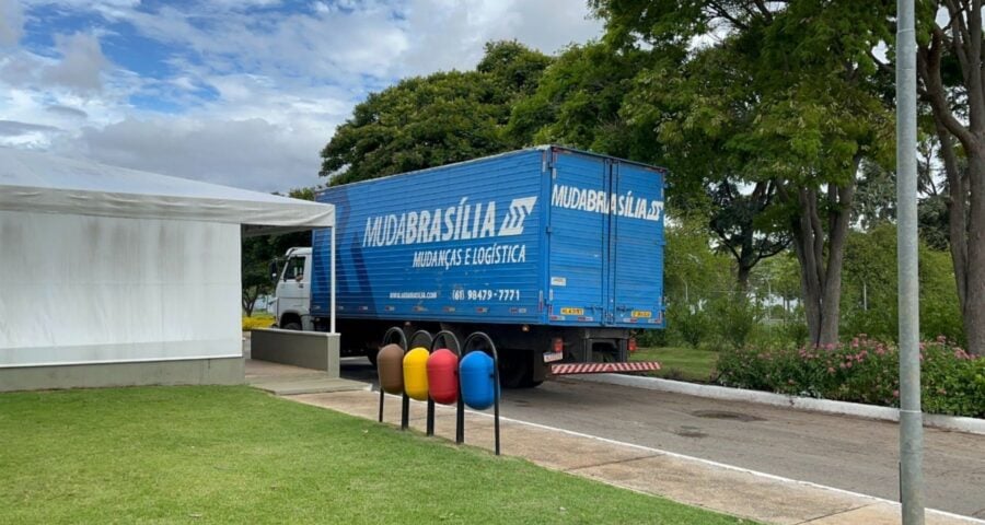 Caminhão de mudança chega ao Palácio da Alvorada, residência de Bolsonaro - Foto: Reprodução/Twitter @choquei