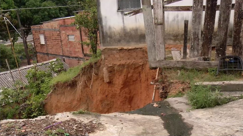 Casas correm risco de serem engolidas por cratera em rua de Manaus