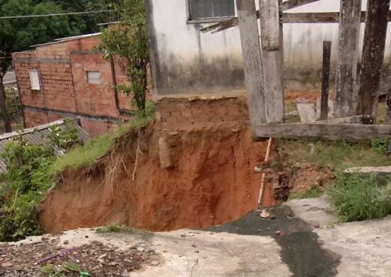 Casas correm risco de serem engolidas por cratera em rua de Manaus