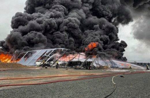 Fumaça do incêndio é toxica devido mistura de substâncias no local - Foto: Corpo de Bombeiros Militar de Santa Catarina