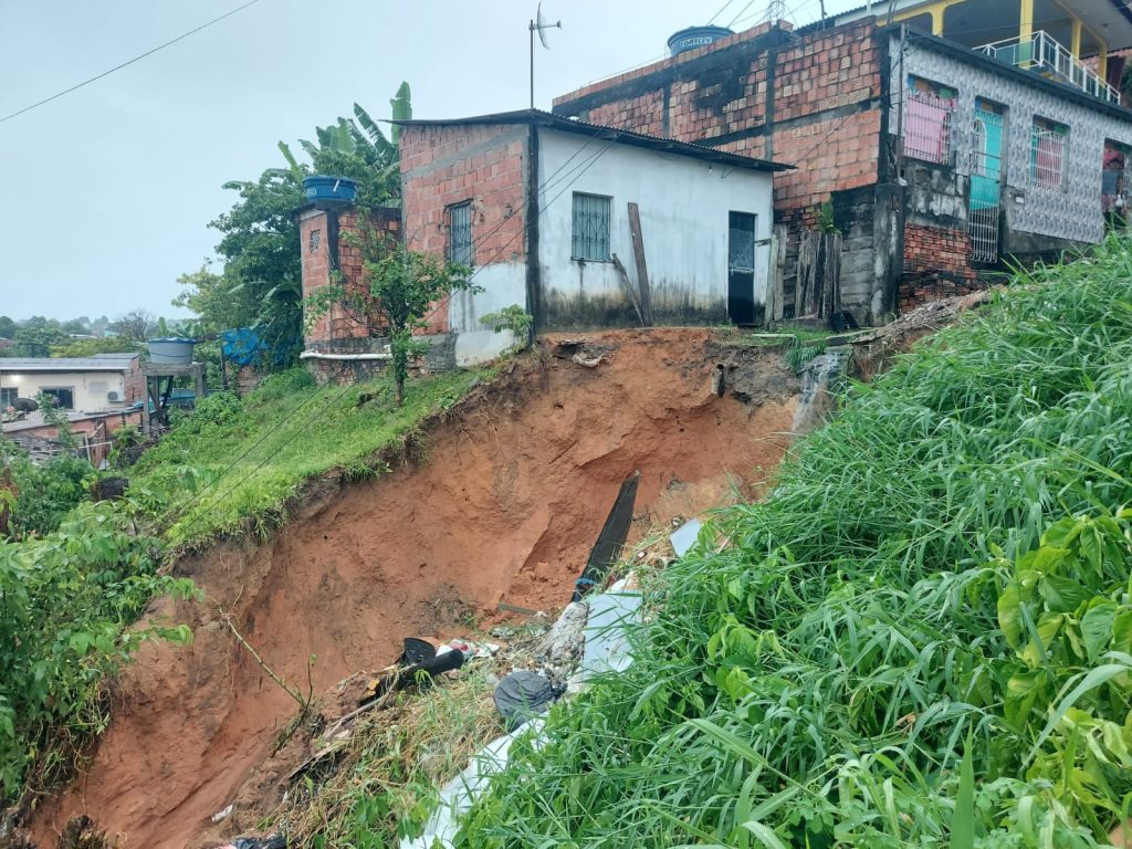 Chuva provocou deslizamento no Monte das Oliveiras, na Zona Norte da cidade - Foto: Reprodução/WhatsApp