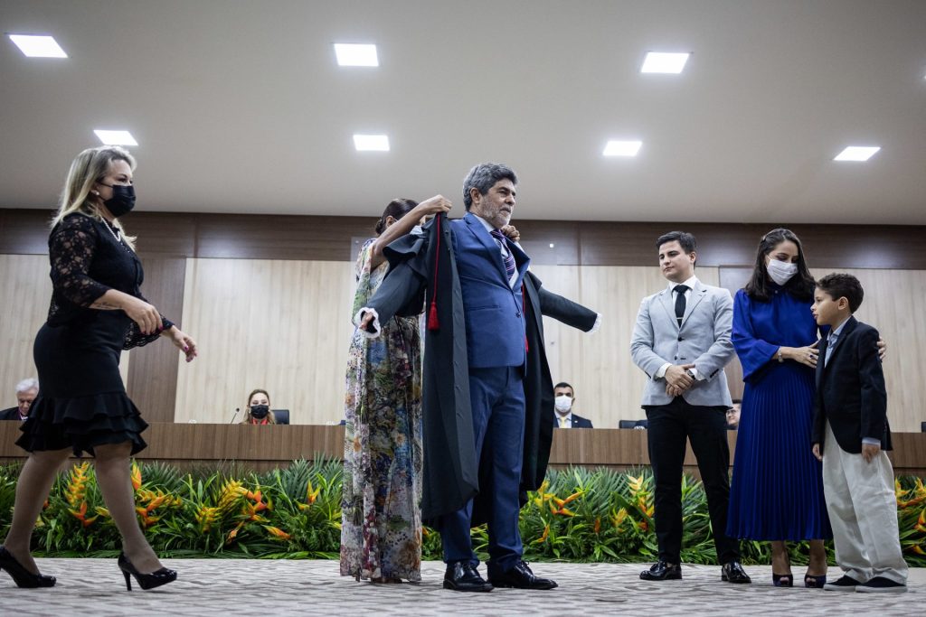 Família do juiz Henrique Veiga fez a solenidade de troca de toga - Foto: Raphael Alves/TJAM