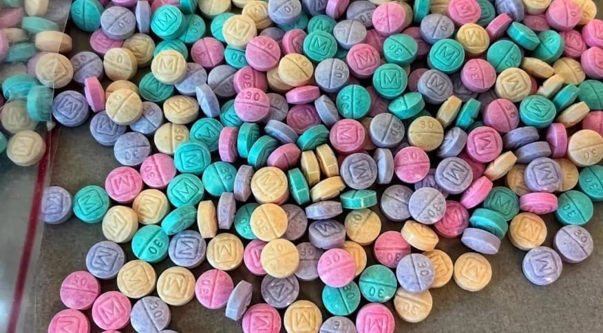 Fentanil em pílulas coloridas é comum nos EUA - Foto: Drug Enforcement Administration