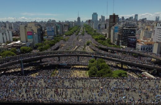 Festa pelas ruas de Buenos Aires, na Argentina, ocorre desde a madrugada - Foto: Divulgação/AFA