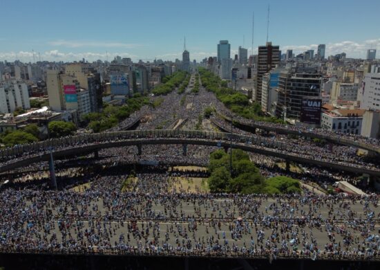 Festa pelas ruas de Buenos Aires, na Argentina, ocorre desde a madrugada - Foto: Divulgação/AFA