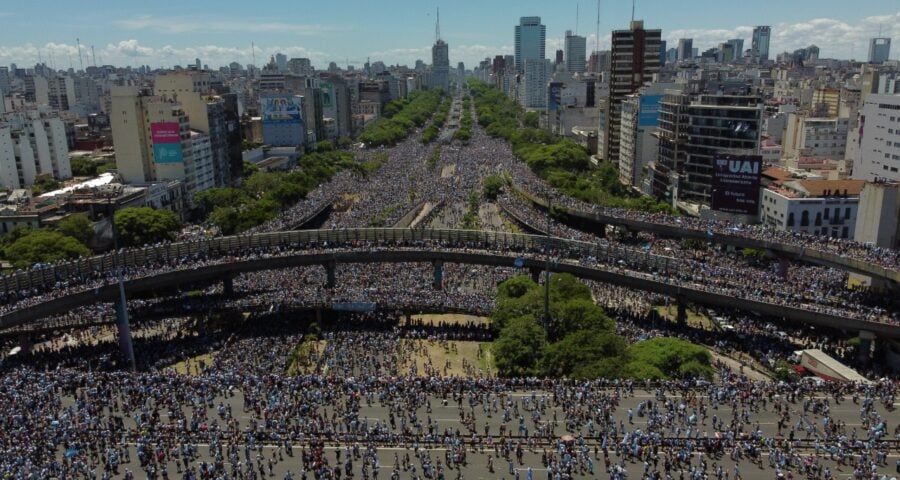 Festa pelas ruas de Buenos Aires, na Argentina, ocorre desde a madrugada - Foto: Divulgação/AFA