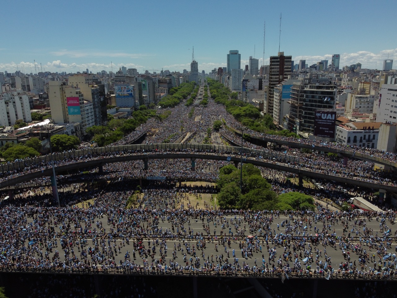 Festa pelas ruas de Buenos Aires, na Argentina, ocorre desde a madrugada - Foto: Divulgação/AFA