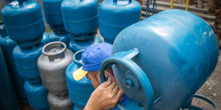 Pagamento do Auxílio Gás começa na segunda (12) - Foto: Arquivo/Agência Brasil