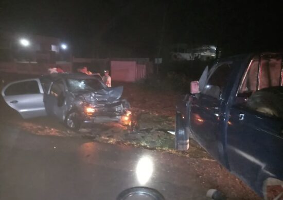 Acidente: Carros colidiram de frente na rodovia AM-010, no Amazonas. — Foto: Divulgação/Corpo de Bombeiros