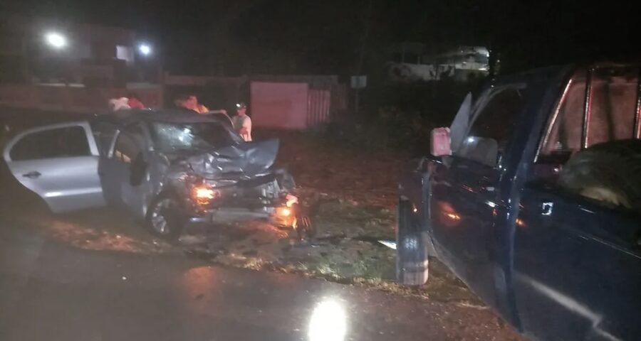 Acidente: Carros colidiram de frente na rodovia AM-010, no Amazonas. — Foto: Divulgação/Corpo de Bombeiros