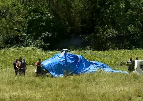 Vítimas da queda do helicóptero foram socorridas pelos bombeiros - Foto: Reprodução/Twitter @sbtrio