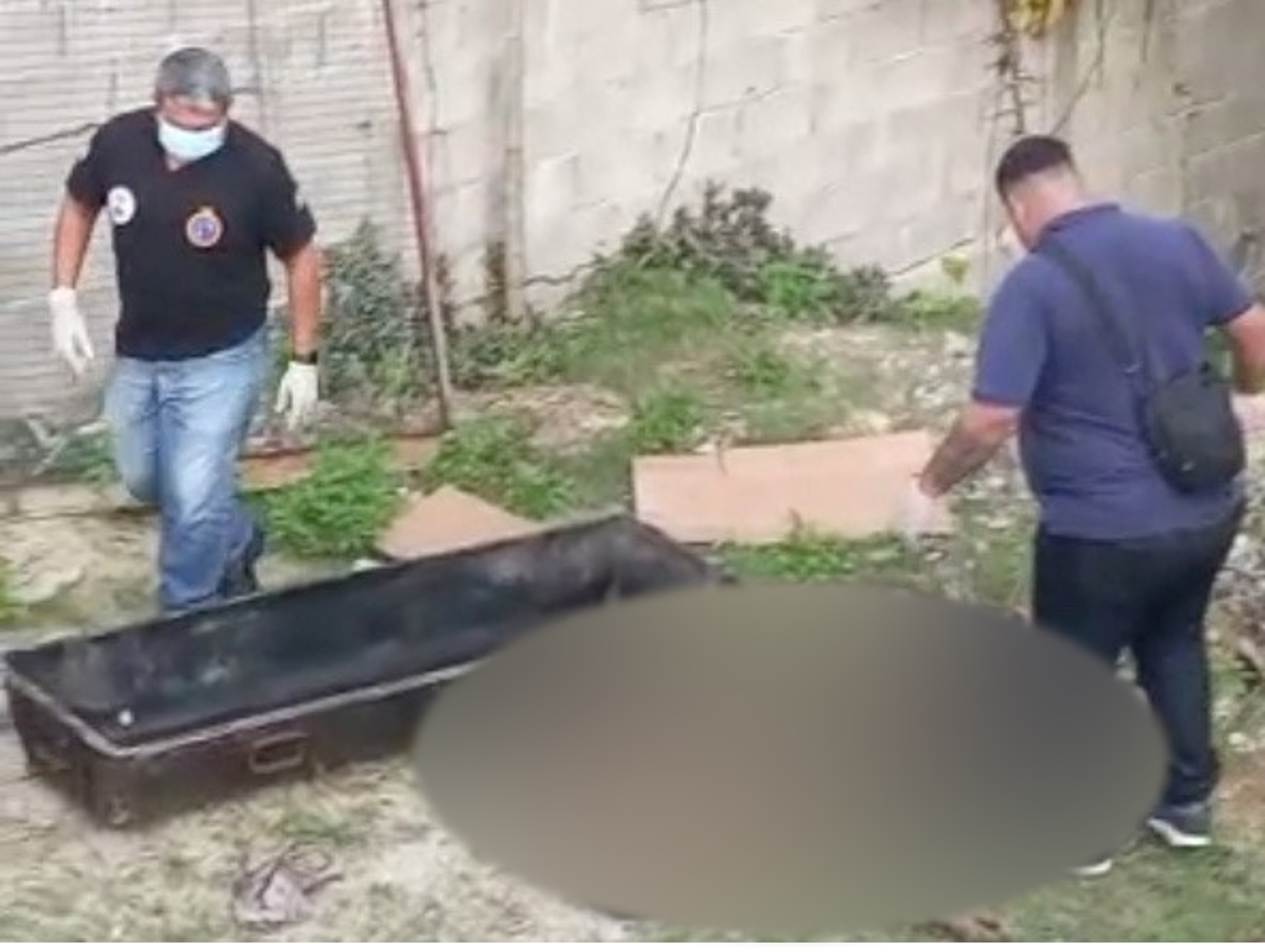 Homem é assassinado e tem corpo jogado em quintal de casa em Manaus
