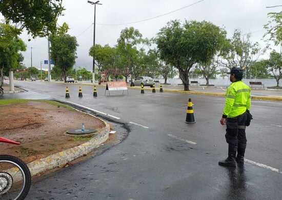 Motorista que não parar para agente de trânsito pode pegar de seis meses a dois anos de prisão -Foto: Divulgação/Semcom