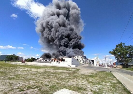 Incêndio atinge loja da Havan, em Vitória da Conquista — Foto: Divulgação/Corpo de Bombeiros