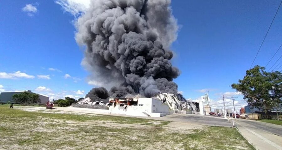 Incêndio atinge loja da Havan, em Vitória da Conquista — Foto: Divulgação/Corpo de Bombeiros