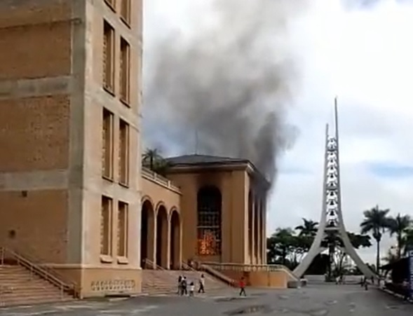Incêndio no Santuário de Aparecida ocorreu por volta das 8h desta quarta (21) - Foto: Reprodução/Twitter @MonicaMachado38