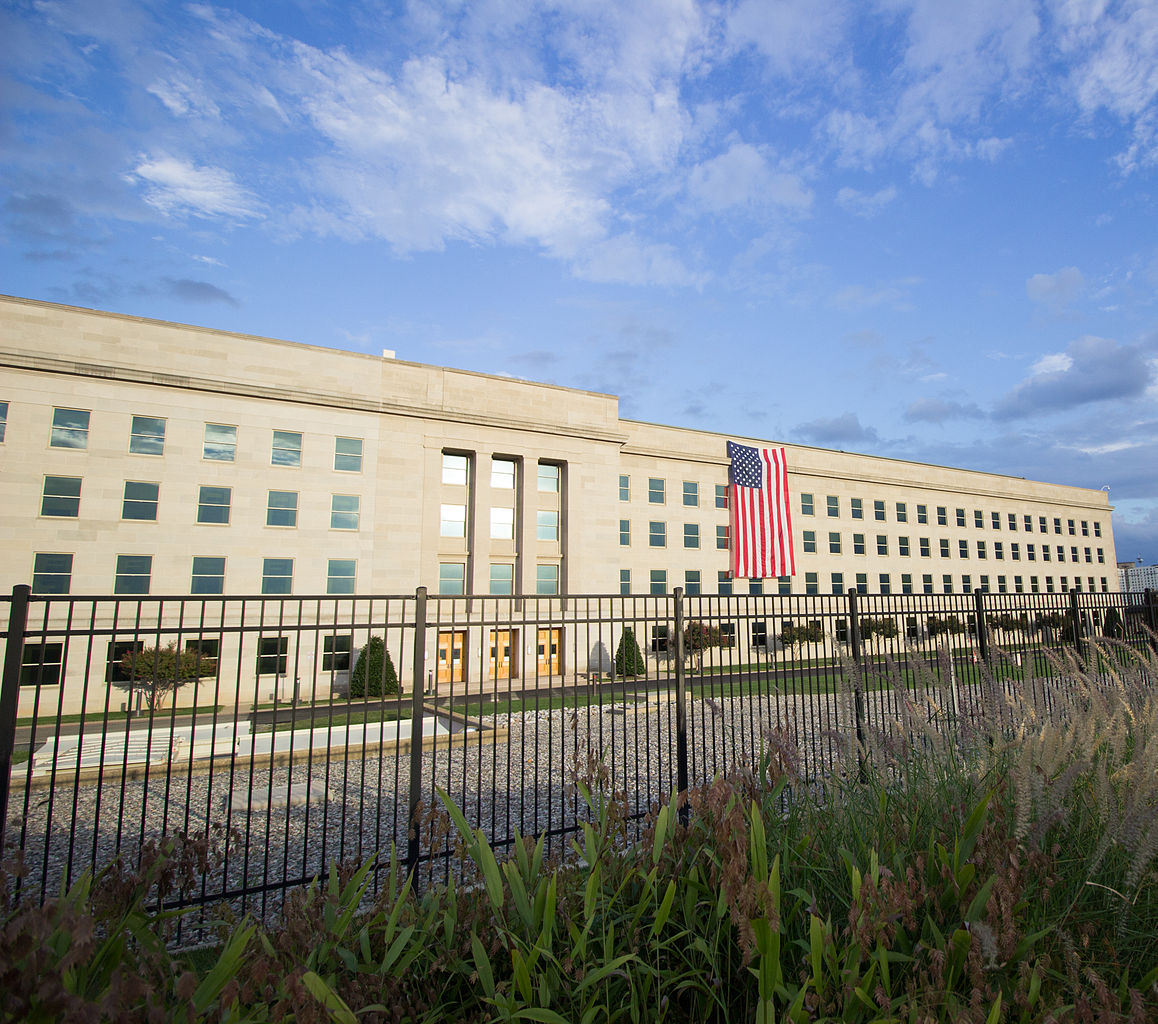 Lei sobre defesa dos EUA segue para sanção do presidente Biden - Foto: Reprodução/Wikimedia Commons