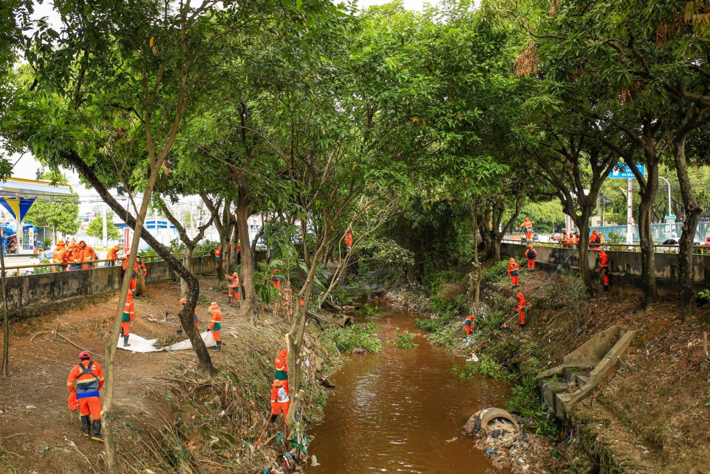 Limpeza de igarapés ocorre de forma preventiva para evitar transtornos no período da chuva - Foto: Antônio Pereira/Semcom