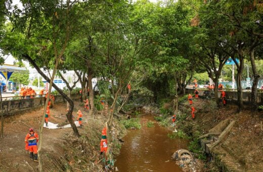 Limpeza de igarapés ocorre de forma preventiva para evitar transtornos no período da chuva - Foto: Antônio Pereira/Semcom