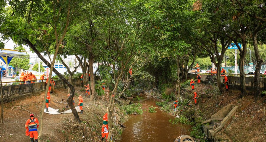 Limpeza de igarapés ocorre de forma preventiva para evitar transtornos no período da chuva - Foto: Antônio Pereira/Semcom