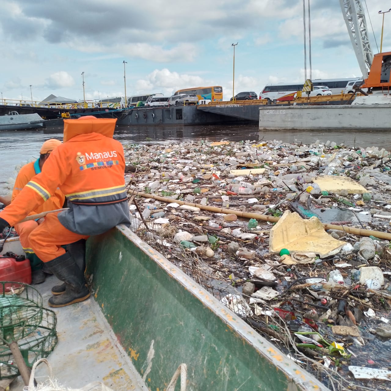 Limpeza na orla de Manaus retira resíduos diariamente - Foto: Divulgação/Semulsp