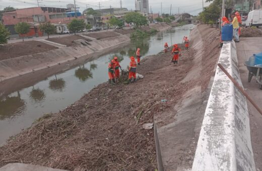 Limpeza no igarapé do Passarinho integra ações preventiivas contra enchentes na capital - Foto: Divulgação/Semulsp