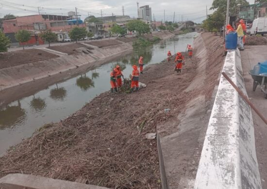 Limpeza no igarapé do Passarinho integra ações preventiivas contra enchentes na capital - Foto: Divulgação/Semulsp